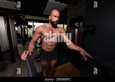 Portrait d'un jeune homme en forme en train de faire une pause dans la salle de sport Banque D'Images