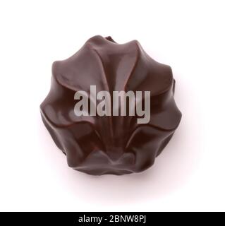 Vue de dessus du zefir enrobé de chocolat isolé sur blanc Banque D'Images