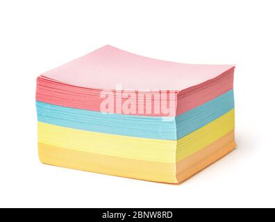 Pile de papier vierge à notes carrées multicolores isolée sur blanc Banque D'Images