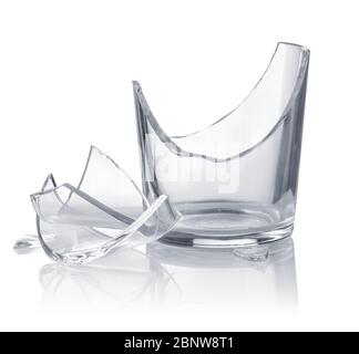 Vider le verre à boire cassé isolé sur blanc Banque D'Images