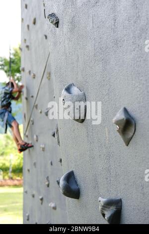 Nakhon ratchasima, Thaïlande - 16 octobre 2017 : gros plan, la prise du mur d'escalade extérieur, un mur artificiel avec des poignées pour les mains Banque D'Images