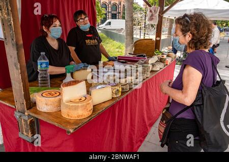 Les vendeurs de fromages portant des masques de protection se rendent sur le marché biologique hebdomadaire de fort Pienc. Le marché hebdomadaire des produits de proximité organiques retrouve sa normalité avec des mesures d'hygiène et d'espacement rigoureuses après 63 jours d'exception en raison du Covid-19. Banque D'Images