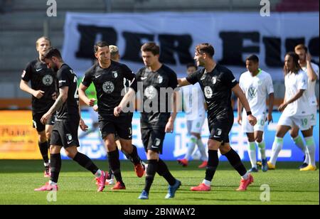 Augsbourg, Allemagne. 16 mai 2020. Football: Bundesliga, FC Augsburg - VfL Wolfsburg, 26ème jour de match dans la WWK-Arena d'Augsbourg. Les joueurs d'Augsbourg applaudissent pour le 1:1. NOTE IMPORTANTE: Selon les règlements de la DFL Deutsche Fußball Liga et de la DFB Deutscher Fußball-Bund, il est interdit d'utiliser ou d'avoir utilisé dans le stade et/ou des photos prises du match sous forme d'images de séquence et/ou de séries de photos de type vidéo. Crédit : Tobias Hase/dpa - Pool/dpa/Alay Live News Banque D'Images