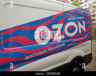 Moscou, Russie - Mai 4. 2020. Fragment d'une compagnie de voiture de marque Ozon.ru Commerce Internet Banque D'Images