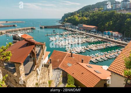 Vue surélevée du port de Mutriku Banque D'Images