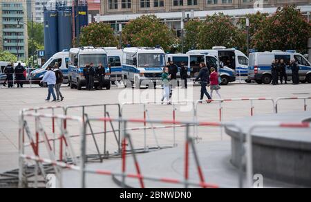 Berlin, Allemagne. 16 mai 2020. Les policiers et les voitures de police sont garés sur Alexanderplatz. Diverses manifestations sur le sujet du coronavirus sont prévues dans le district de Mitte. Credit: Christophe GATeau/dpa/Alay Live News Banque D'Images