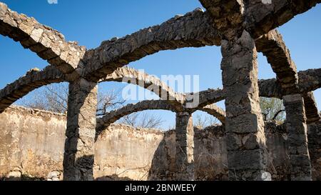 Arches de Bassa dels Arcs, un ancien réservoir d'eau du XVIIIe siècle utilisé pour l'irrigation (Xaló, Jalón, Vall de Pop, Marina Alta, Alicante, Espagne) Banque D'Images