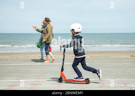 Dunkerque. 16 mai 2020. Les gens visitent la plage de Dunkerque, au nord de la France, le 16 mai 2020. Avec des mesures préventives comme le maintien de la distanciation sociale, certaines plages du nord de la France ont rouvert au public samedi après leur verrouillage en raison de l'épidémie de COVID-19. Crédit : Sébastien Courdji/Xinhua/Alay Live News Banque D'Images