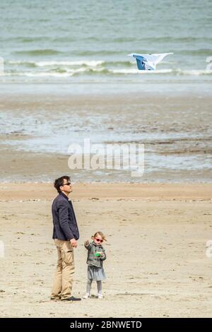 Dunkerque. 16 mai 2020. Les gens font une promenade sur la plage de Dunkerque, au nord de la France, le 16 mai 2020. Avec des mesures préventives comme le maintien de la distanciation sociale, certaines plages du nord de la France ont rouvert au public samedi après leur verrouillage en raison de l'épidémie de COVID-19. Crédit : Sébastien Courdji/Xinhua/Alay Live News Banque D'Images