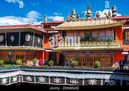 Gros plan du toit de Temple Jokhang. Au milieu de la célèbre roue du dharma et cerfs. Dans la partie inférieure de petites statues de Bouddha. L'art bouddhiste. Banque D'Images