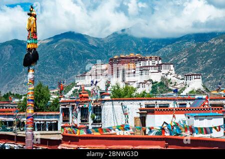 Place Potala et place Jokhang vus du toit du monastère Jokhang à Lhassa Tibet Banque D'Images