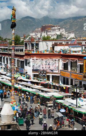 Vue du temple de Jokhang à la place Barkhor et au palais de Potala en arrière-plan. Dans cette place, les objets religieux et les fusils de tourisme sont pro Banque D'Images