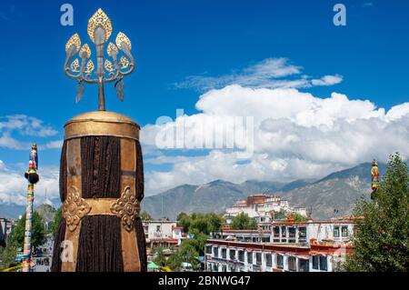 Place Potala et place Jokhang vus du toit du monastère Jokhang à Lhassa Tibet Banque D'Images