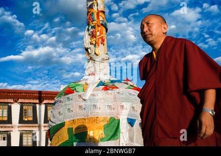 Les adeptes bouddhistes tibétains font le tour de Kora dans le sens des aiguilles d'une montre autour du temple de Jokhang, Lhassa Tibet. Place Barkhor au coeur de la vieille ville de Lhassa Banque D'Images