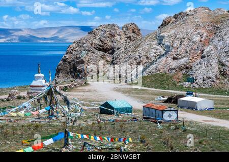 Lac Namtso ou lac Nam tso au Tibet en Chine. Le lac Nam TSO est le deuxième plus grand lac du Tibet, et l'un des endroits les plus célèbres sur le 'toit de l'OWO Banque D'Images