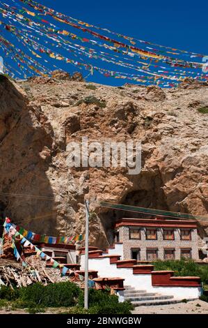 Monastère de Tashi Dor au lac Namtso ou lac Nam tso au Tibet en Chine. Le lac Nam TSO est le deuxième plus grand lac du Tibet et l'un des endroits les plus célèbres Banque D'Images