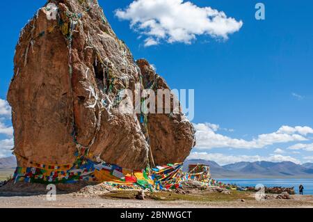 Pierres d'interpolation sacrées dans le monastère de Tashi Dor dans le lac Namtso ou le lac Nam tso au Tibet en Chine. Le lac Nam TSO est le deuxième plus grand lac du Tibet, et l'un des Banque D'Images