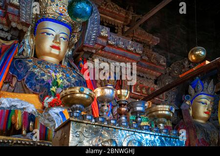 Statue de Bouddha Maitreya à l'intérieur du Chorten de Kumbum au monastère de Palkhor Chode à Gyantse. Monastère de Paelkhor Pelkhor Chode, Gyantse, Gyangze, Tibet, Chi Banque D'Images