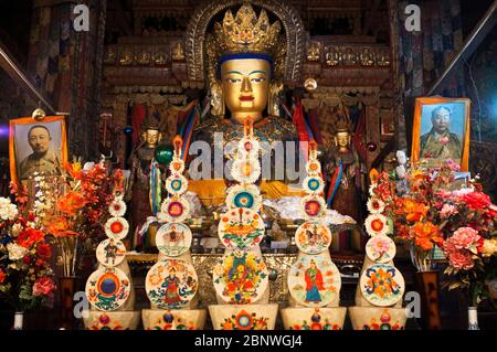 Statue de Bouddha Maitreya à l'intérieur du Chorten de Kumbum au monastère de Palkhor Chode à Gyantse. Monastère de Paelkhor Pelkhor Chode, Gyantse, Gyangze, Tibet, Chi Banque D'Images