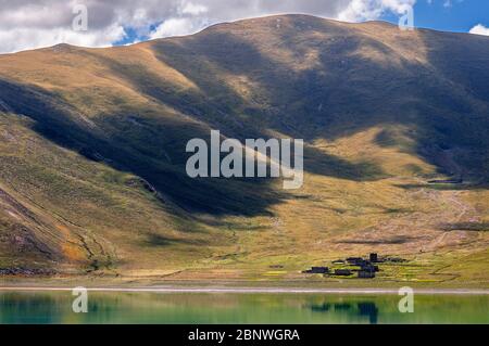 Yamdrok-tso, également appelé Lac Yamdrok, ou Yamzho Yumco est un lac de montagne sacré élevé au Tibet en Chine. Niché parmi les flancs du gris terne et gre Banque D'Images