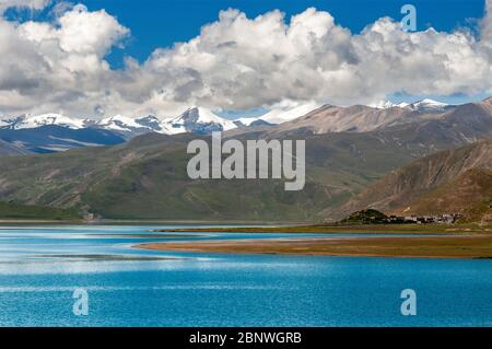 Yamdrok-tso, également appelé Lac Yamdrok, ou Yamzho Yumco est un lac de montagne sacré élevé au Tibet en Chine. Niché parmi les flancs du gris terne et gre Banque D'Images