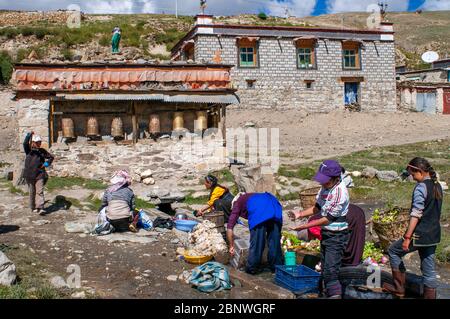 Les gens du coin qui nettoient à Yamdrok-tso s'appellent aussi le lac Yamdrok, ou Yamzho Yumco est un lac de montagne sacré élevé au Tibet en Chine. Niché au milieu des flancs Banque D'Images