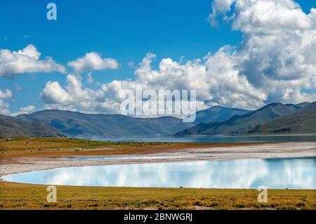 Yamdrok-tso, également appelé Lac Yamdrok, ou Yamzho Yumco est un lac de montagne sacré élevé au Tibet en Chine. Niché parmi les flancs du gris terne et gre Banque D'Images