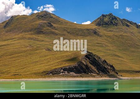 Yamdrok-tso, également appelé Lac Yamdrok, ou Yamzho Yumco est un lac de montagne sacré élevé au Tibet en Chine. Niché parmi les flancs du gris terne et gre Banque D'Images