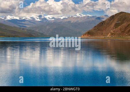 Yamdrok-tso, également appelé Lac Yamdrok, ou Yamzho Yumco est un lac de montagne sacré élevé au Tibet en Chine. Niché parmi les flancs du gris terne et gre Banque D'Images