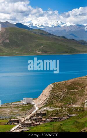 Yamdrok-tso, également appelé Lac Yamdrok, ou Yamzho Yumco est un lac de montagne sacré élevé au Tibet en Chine. Niché parmi les flancs du gris terne et gre Banque D'Images