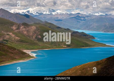 Yamdrok-tso, également appelé Lac Yamdrok, ou Yamzho Yumco est un lac de montagne sacré élevé au Tibet en Chine. Niché parmi les flancs du gris terne et gre Banque D'Images