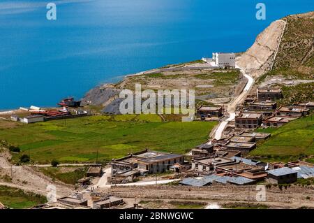 Yamdrok-tso, également appelé Lac Yamdrok, ou Yamzho Yumco est un lac de montagne sacré élevé au Tibet en Chine. Niché parmi les flancs du gris terne et gre Banque D'Images