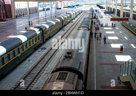 La gare de Lhassa, point de départ pour le chemin de fer le plus élevé du monde, la ligne ferroviaire qui s'étend jusqu'à Beijing et Shanghai. Banque D'Images