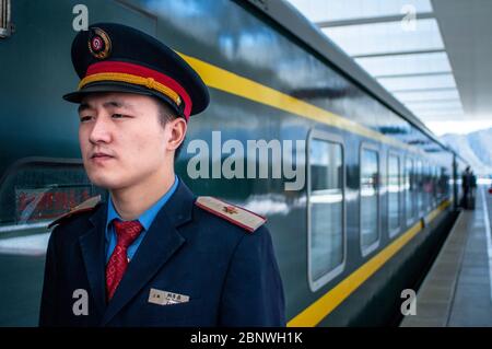 La gare de Lhassa, point de départ pour le chemin de fer le plus élevé du monde, la ligne ferroviaire qui s'étend jusqu'à Beijing et Shanghai. Banque D'Images