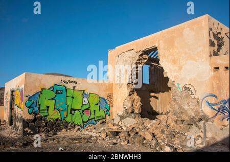 Bâtiment abandonné dans le nord de Fuerteventura avec graffit / murale / œuvres d'art. Banque D'Images