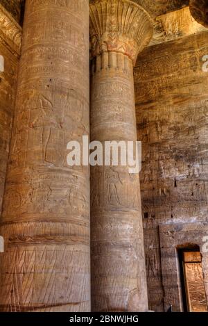 Colonnes dans la salle des fêtes, Temple d'Horus, Edfu, Égypte Banque D'Images
