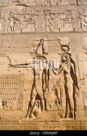 Dieu Khnum (à gauche), déesse Hathor (à droite), Bas relief, mur extérieur, Temple de Khnum, Esna, Égypte Banque D'Images