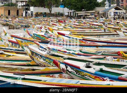 Bateaux de pêche traditionnels Pirogue sur la plage de Soumbedioune, Dakar, Sénégal, Afrique de l'Ouest. Banque D'Images