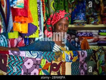 Une femme sénégalaise pose une photo à sa décrochage de tissu à Dakar au Sénégal. Banque D'Images