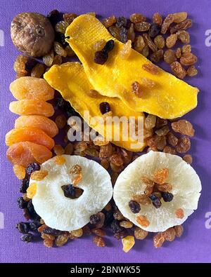 Mélange de fruits secs sur fond lilas. Vue de dessus. Symboles de vacances judaïques Tu Bichvat. Jour de Thanksgiving. Fruits confits Banque D'Images