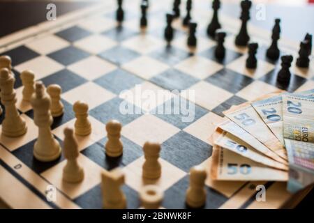 le chessboard prêt à commencer le jeu et à pike sur un côté. Banque D'Images