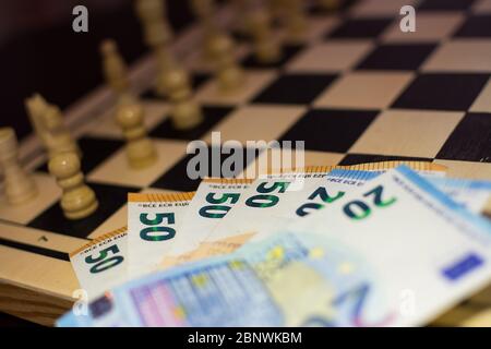 le chessboard prêt à commencer le jeu et à pike sur un côté. Banque D'Images