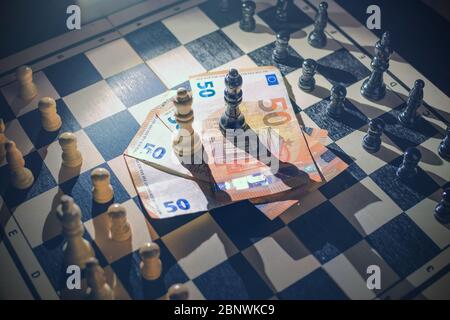 Vue de dessus de chessboard avec pièces arrangées, argent avec reines sur le dessus, concept d'accord Banque D'Images