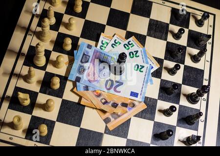 Vue de dessus de chessboard avec pièces arrangées, argent avec la reine noire sur le dessus dans le centre, concept de succès Banque D'Images