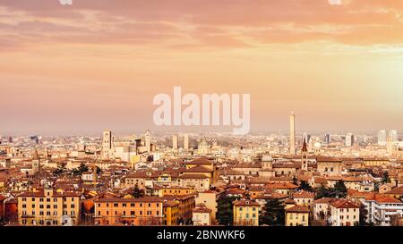 Bologne, paysage urbain au coucher du soleil avec espace publicitaire. Emilie Romagne, Italie Banque D'Images