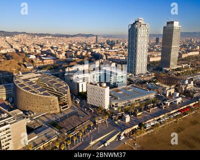 Tours jumelles Tour Mapfre et Hotel Arts vue aérienne Barcelone Catalogne Espagne. Les tours jumelles sur la ligne d'horizon de Barcelone sont la Torre Mapfre - wh Banque D'Images