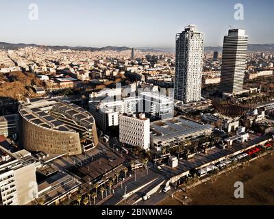 Tours jumelles Tour Mapfre et Hotel Arts vue aérienne Barcelone Catalogne Espagne. Les tours jumelles sur la ligne d'horizon de Barcelone sont la Torre Mapfre - wh Banque D'Images