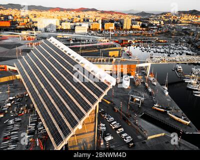 Pergola photovoltaïque, Diagonal Mar, Waterfront, vue aérienne Barcelone Catalogne Espagne. La conception globale a été réalisée par Jose Antonio Martinez Lagena Banque D'Images