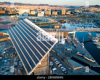 Pergola photovoltaïque, Diagonal Mar, Waterfront, vue aérienne Barcelone Catalogne Espagne. La conception globale a été réalisée par Jose Antonio Martinez Lagena Banque D'Images