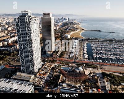 Tours jumelles Tour Mapfre et Hôtel Arts et port vue aérienne Barcelone Catalogne Espagne. Les tours jumelles sur la ligne d'horizon de Barcelone sont la Torre Ma Banque D'Images